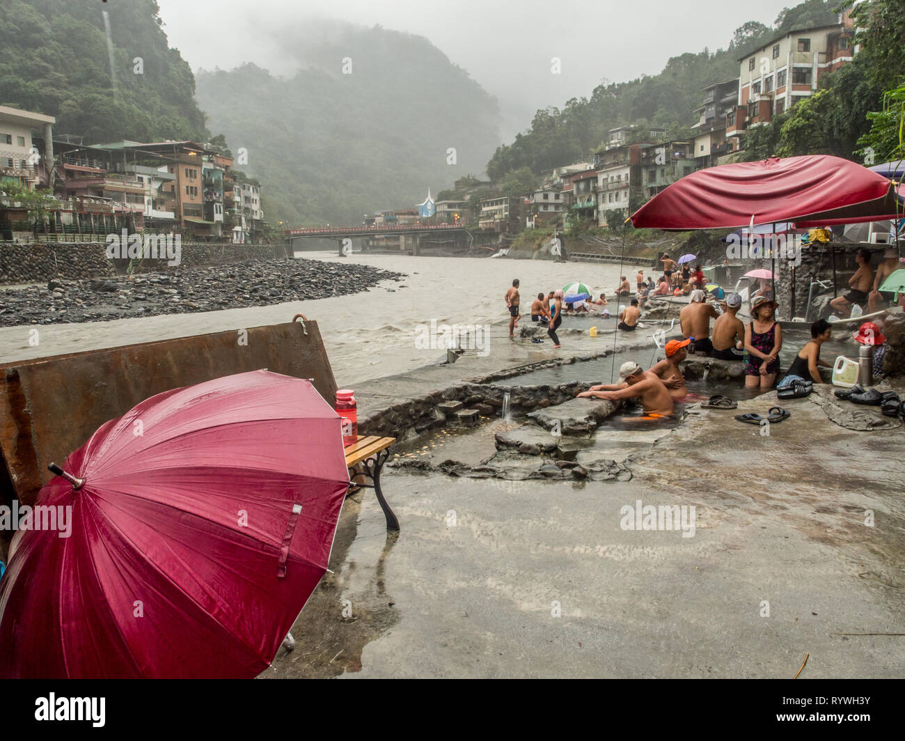Wulai, Taiwan - 09 octobre, 2016 : piscines publiques avec de l'eau à partir de sources d'eau chaude dans la journée pluvieuse. L'Asie. Banque D'Images