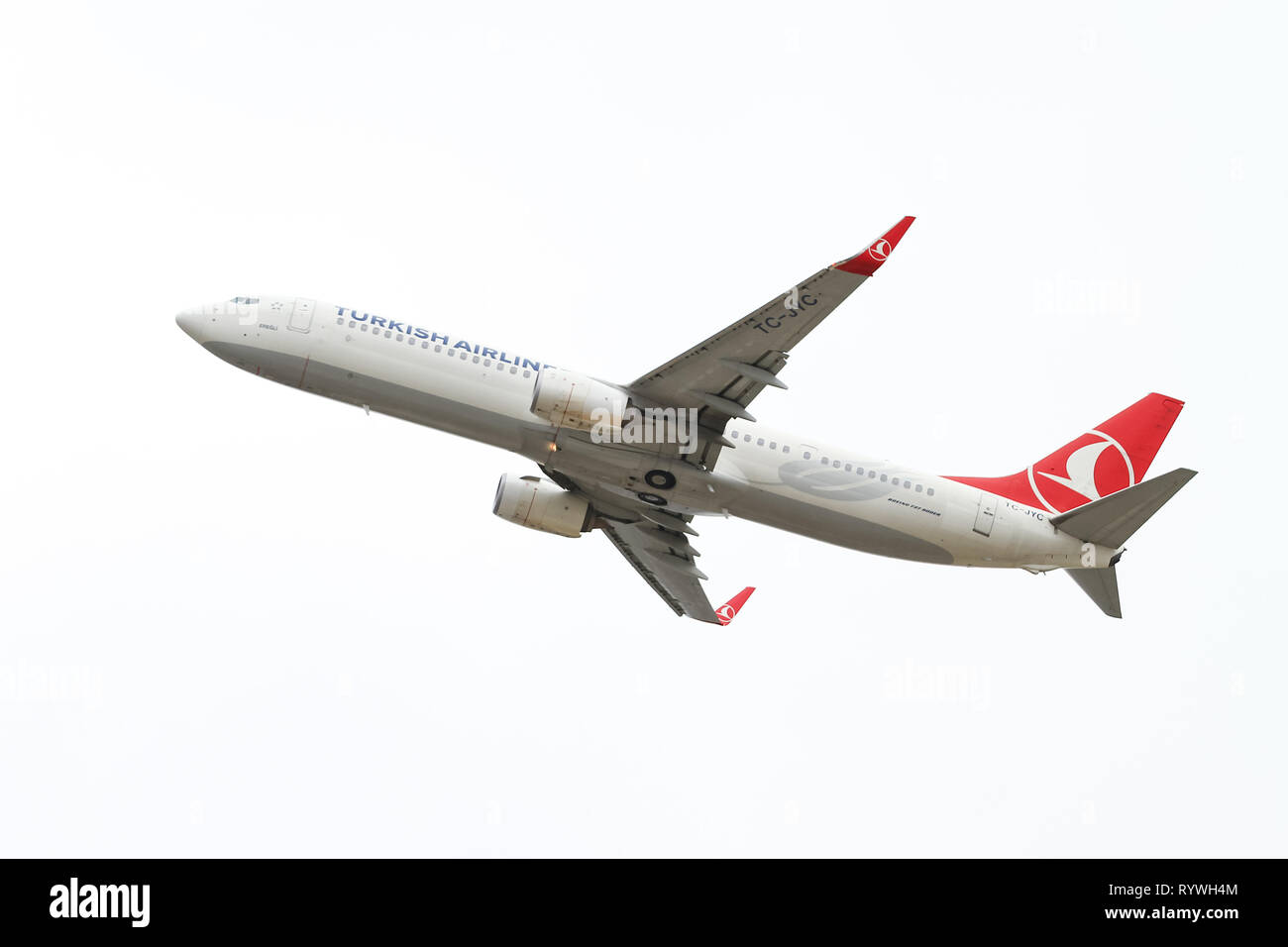 ISTANBUL, TURQUIE - 30 septembre 2018 : Turkish Airlines Boeing 737-9F2ER (CN 40977) décolle de l'aéroport Ataturk d'Istanbul. Ta est le transporteur national d'o Banque D'Images
