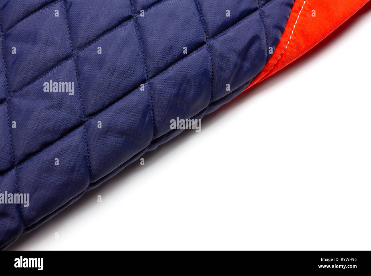 Détail d'une partie de la face interne d'une rouge et blue Down Jacket sur fond blanc, placé de façon à diviser la composition en deux en diagonale Banque D'Images