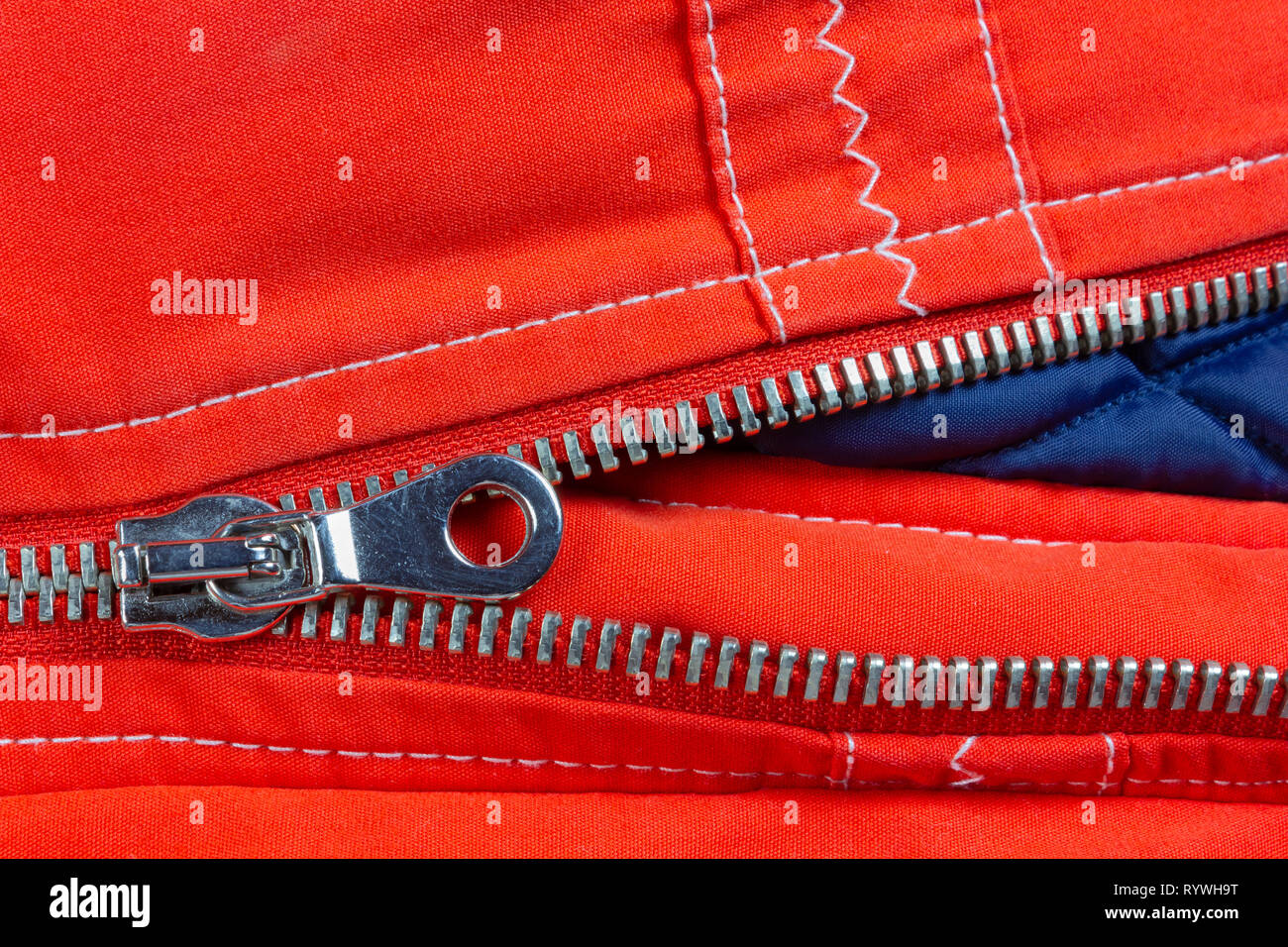 Détail de la fermeture éclair d'une rouge et blue Down Jacket Banque D'Images