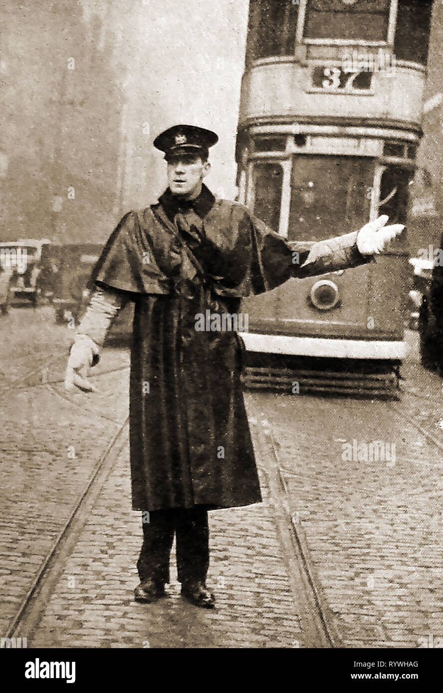 Une photographie de 1949 Frank Swift, footballeur anglais, sur le service en temps de guerre comme un policier sur le point droit, diriger la circulation des tramways et autres Banque D'Images