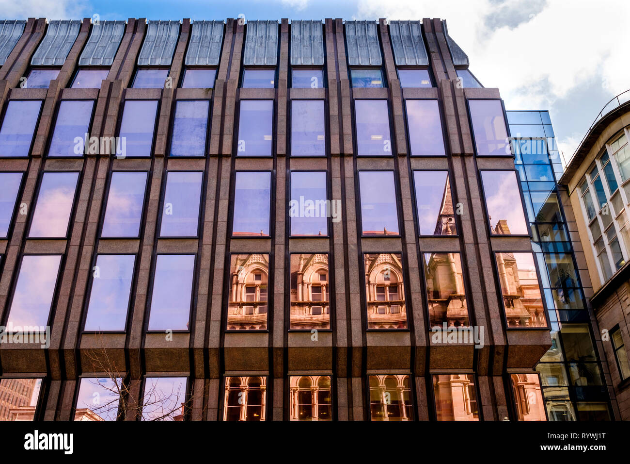 Les vieux bâtiments refected dans la façade en verre d'un immeuble de bureaux moderne dans la région de Buchanan Street, Glasgow, Scotland Banque D'Images