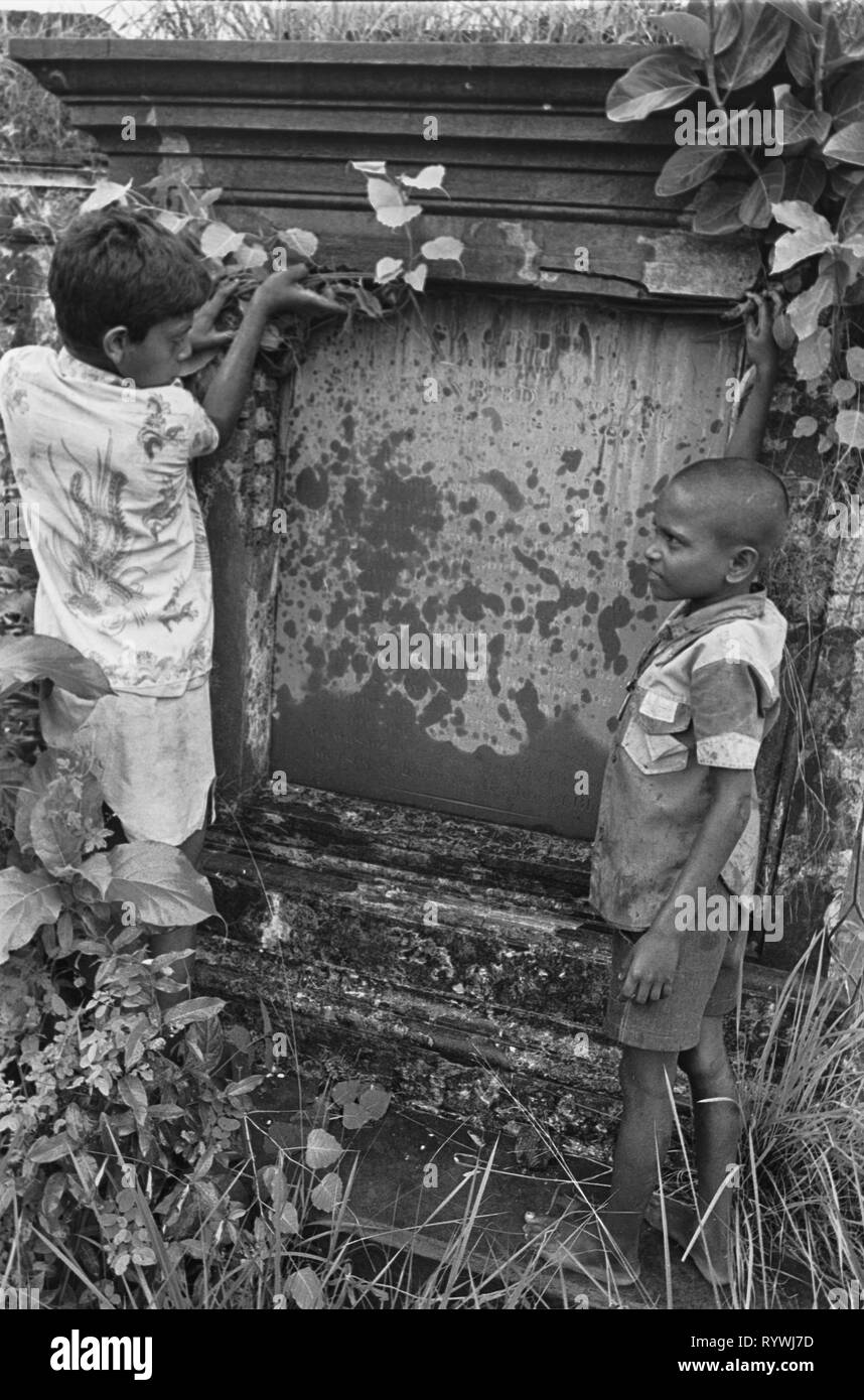 58/12 British Cemetery Dhaka 1981 Banque D'Images