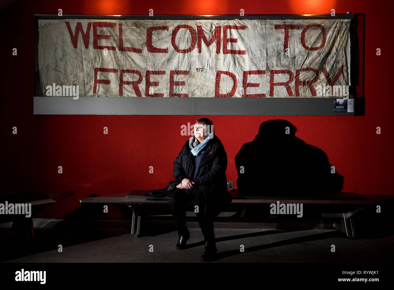 Jean Hegarty dont le frère Kevin McElhinney, 17 ans, a été abattu sur le Dimanche sanglant, pose dans le musée de Free Derry. Banque D'Images