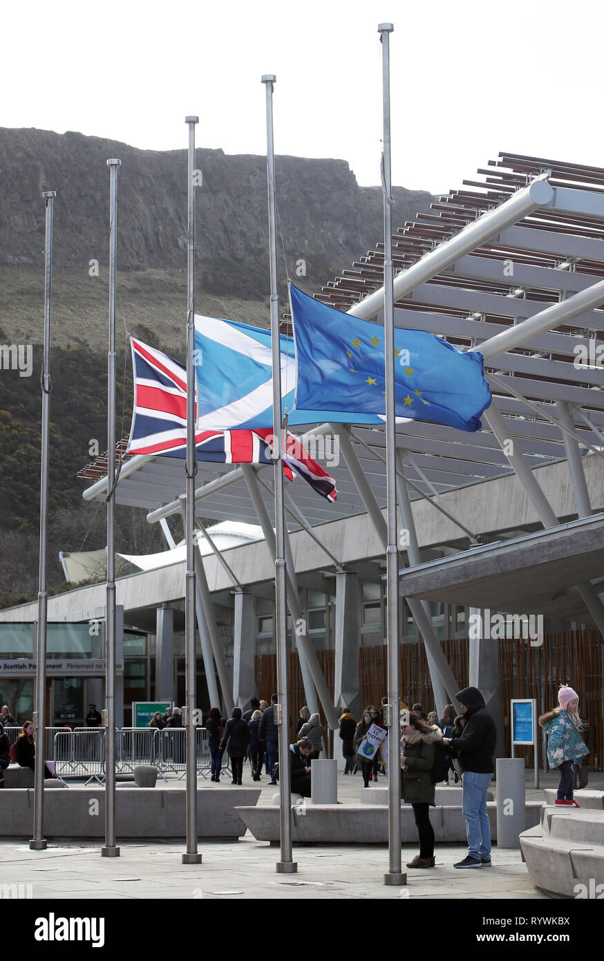 Drapeaux en dehors du parlement écossais à Édimbourg flotter en berne pour les victimes de la Nouvelle Zélande de deux mosquées à Christchurch qui a tué quarante neuf personnes. Banque D'Images