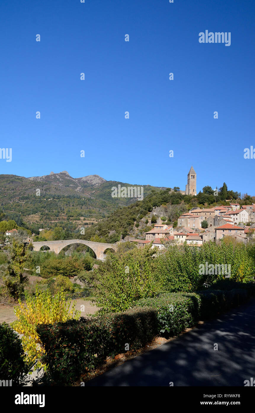 Le village d'Olargues dans le Parc Naturel Régional du Haut-Languedoc. Le village est enregistré comme l'un des plus beaux villages de France (i Banque D'Images