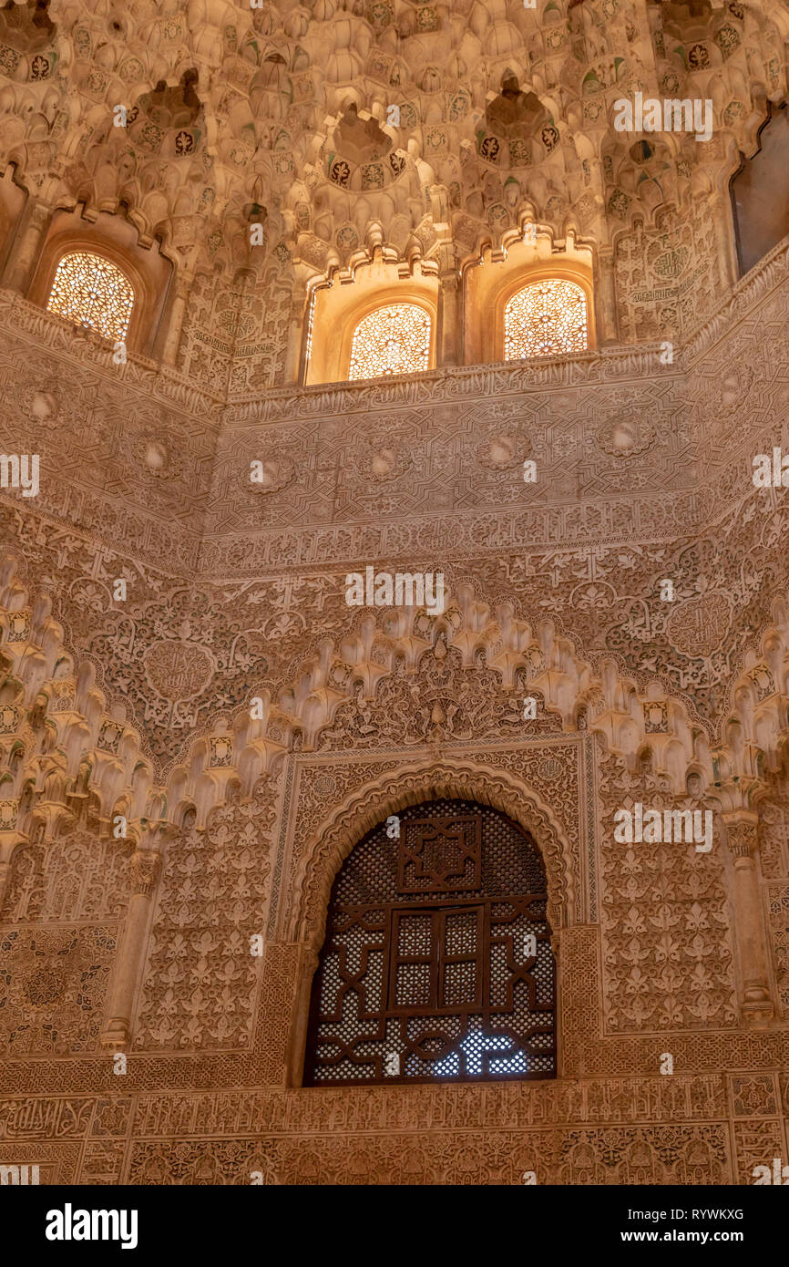 Décoré de plafonds et fenêtres Palais Nasrides, Alhambra, Granada Banque D'Images