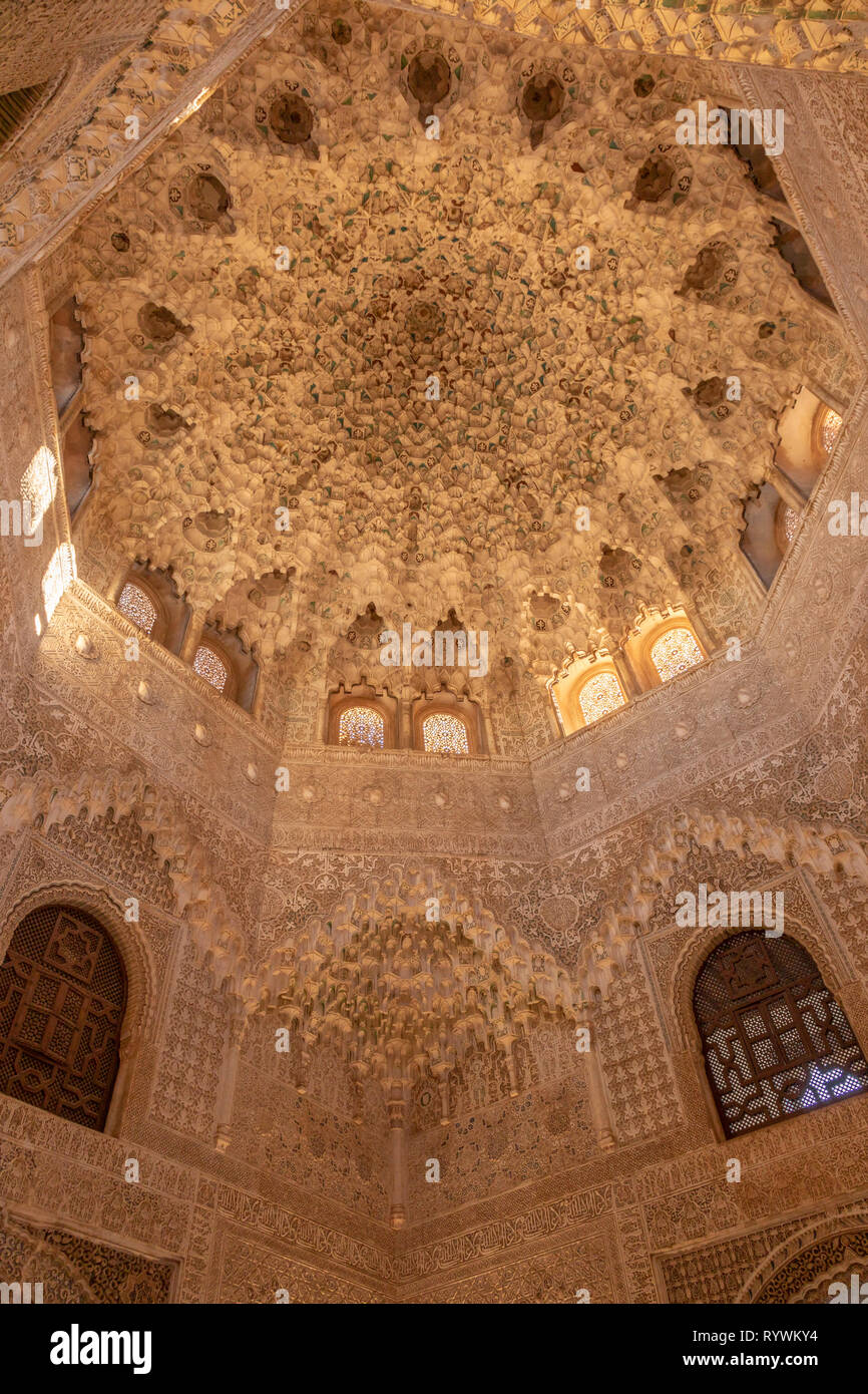 Décoré de plafonds et fenêtres Palais Nasrides, Alhambra, Granada Banque D'Images