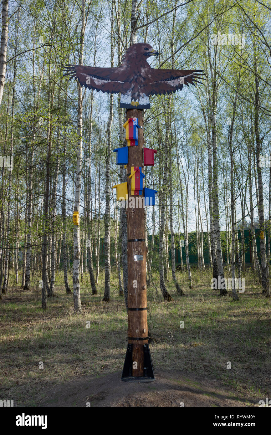 Maisons d'oiseaux art installation dans la région de Knivsta's park Banque D'Images