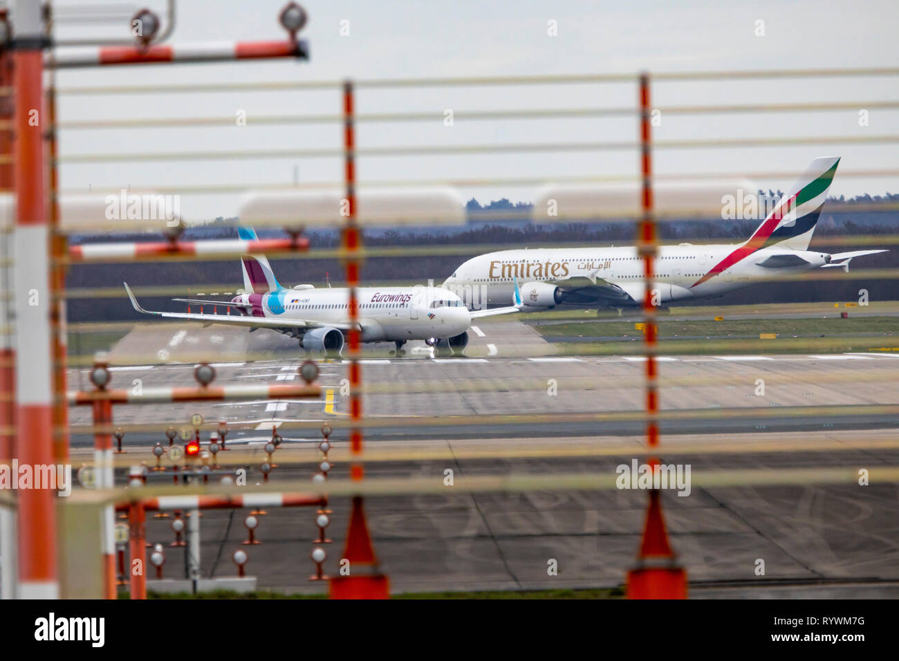 L'Aéroport International de Düsseldorf, Emirates Airbus A380-800 sur le chemin de la piste, Eurowings Airbus a tout juste de se poser, Banque D'Images