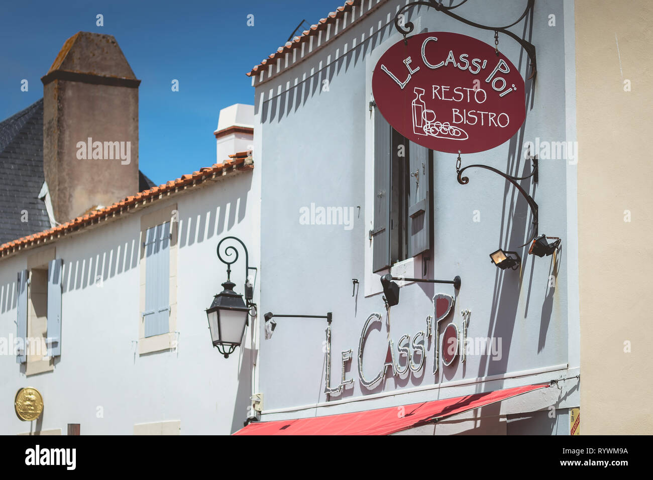 Noirmoutier, France - le 3 juillet 2017 : façade de la Cass restaurant Poi dans le centre-ville un jour d'été Banque D'Images