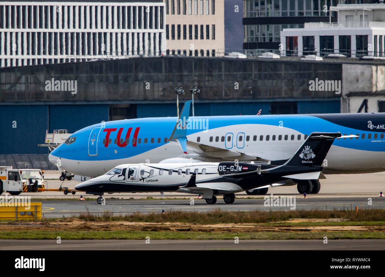 L'Aéroport International de Düsseldorf, DHS, Tuifly, Boeing 737-800 de la compagnie d'affaires Learjet 45 Lycoair Banque D'Images