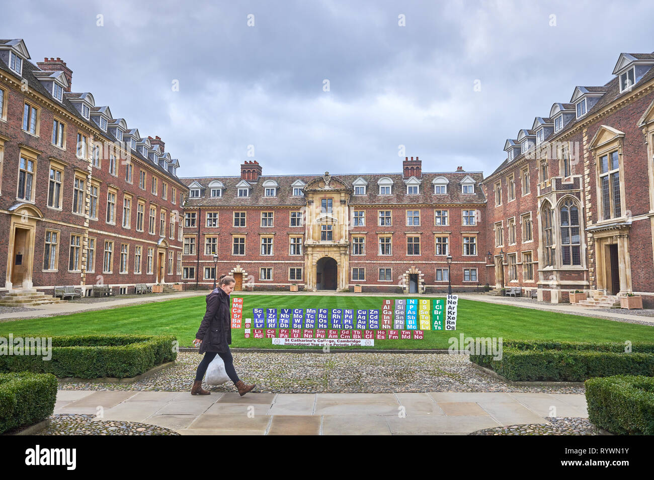 Célébration de l'Année internationale de la table périodique sur la pelouse de la cour au St Catherine's College, Université de Cambridge, en Angleterre. Banque D'Images