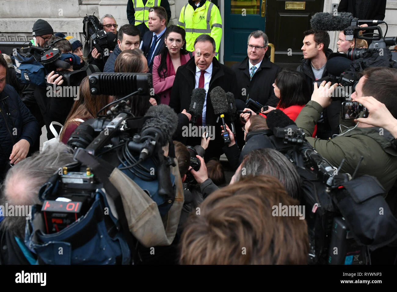 Nigel Dodds, leader adjoint du Parti unioniste démocratique, avec Emma peu Pengelly, et Jeffrey Donaldson à l'extérieur de l'armoire du bureau de Londres Whitehall, où le parti est d'avoir 'continus et importants des discussions avec le gouvernement à la suite de cette semaine de Brexit les débats à la Chambre des communes. Banque D'Images