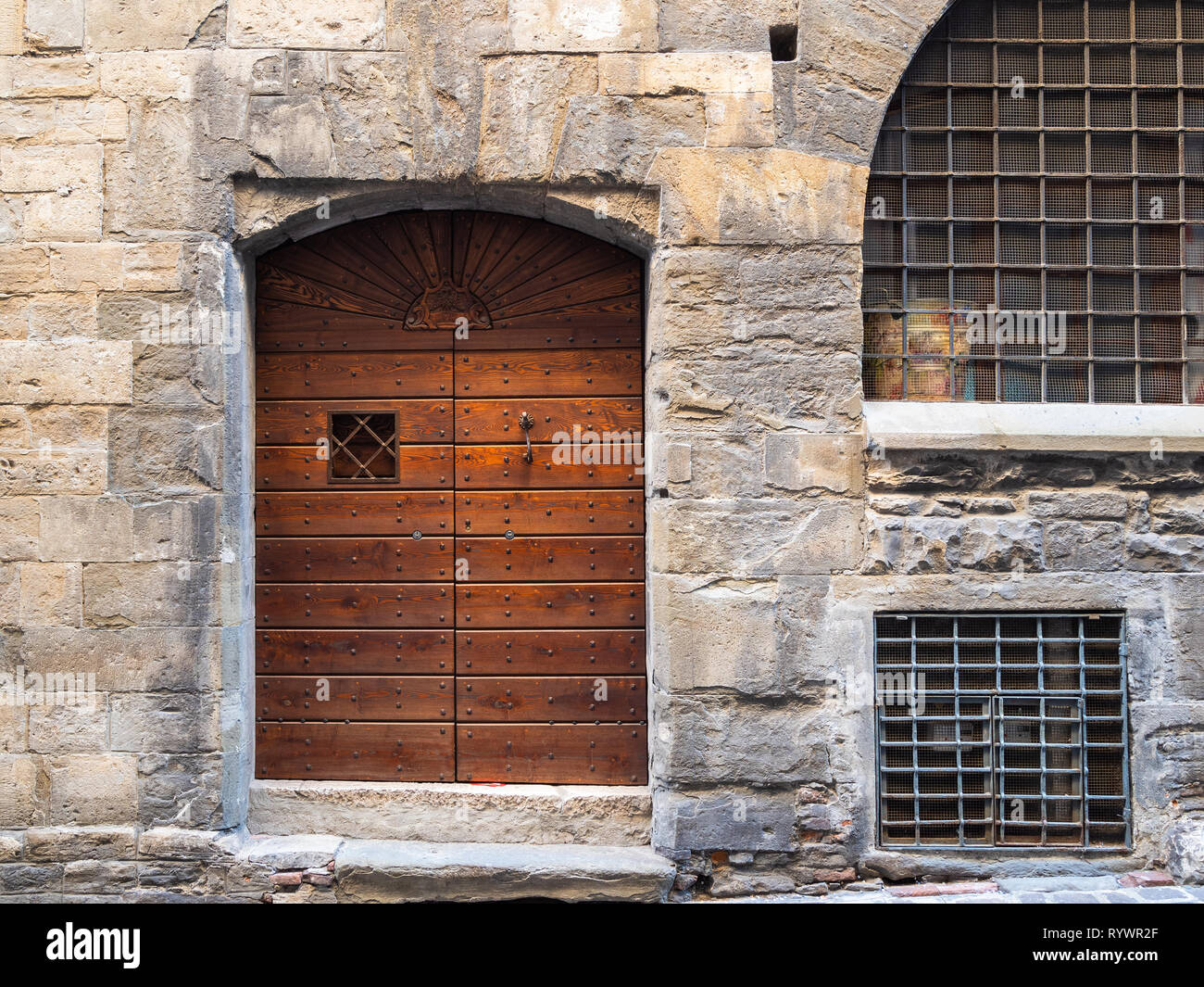 Voyage d'Italie - outdoor plank porte de bois au rez-de-chaussée de l'immeuble en pierre maison urbaine médiévale sur Old street dans la ville haute (Citta Alta) de Berg Banque D'Images