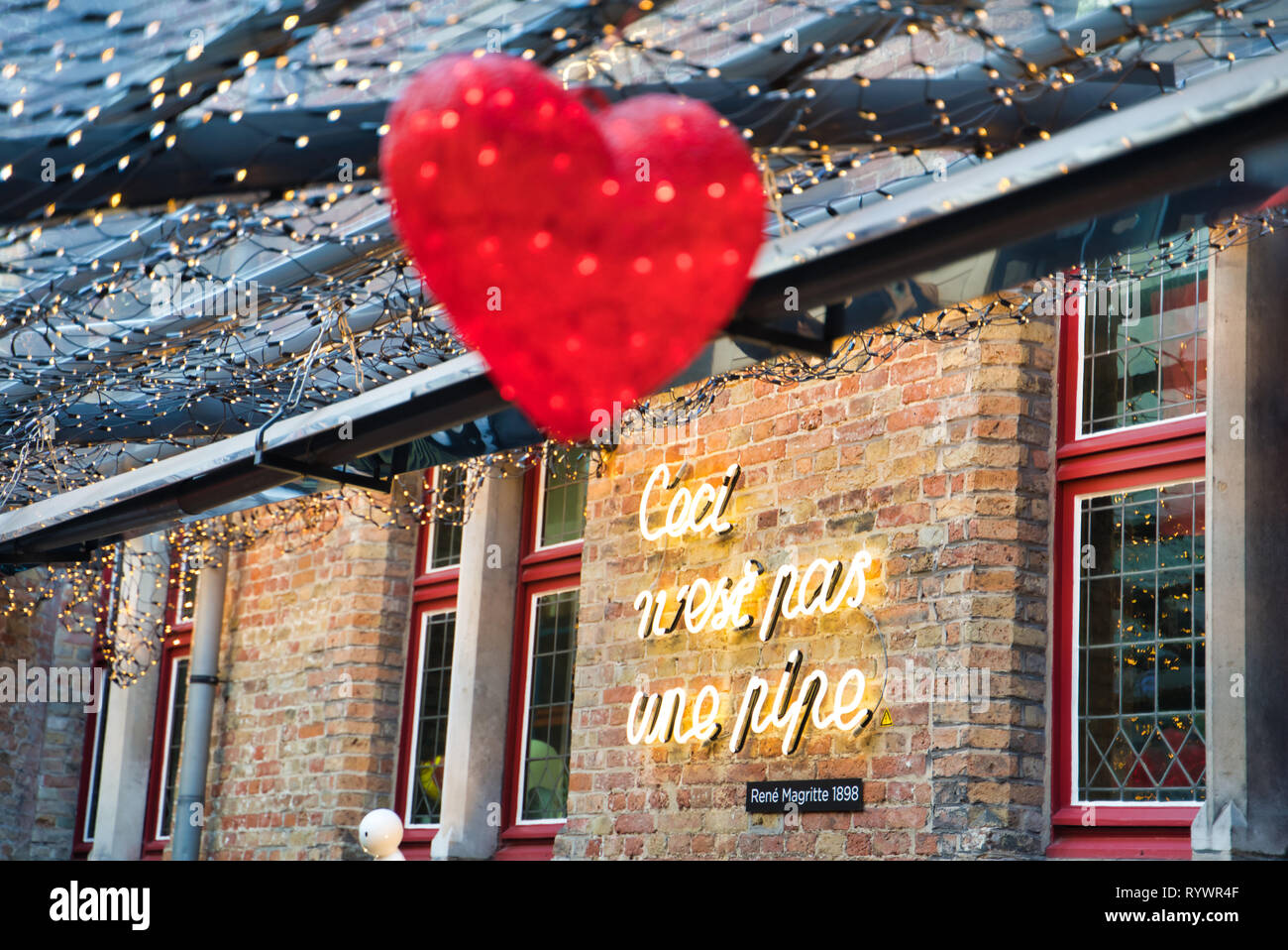 BRUGES, BELGIQUE - 17 février 2019 : café avec coeurs lumineux d'installation Banque D'Images