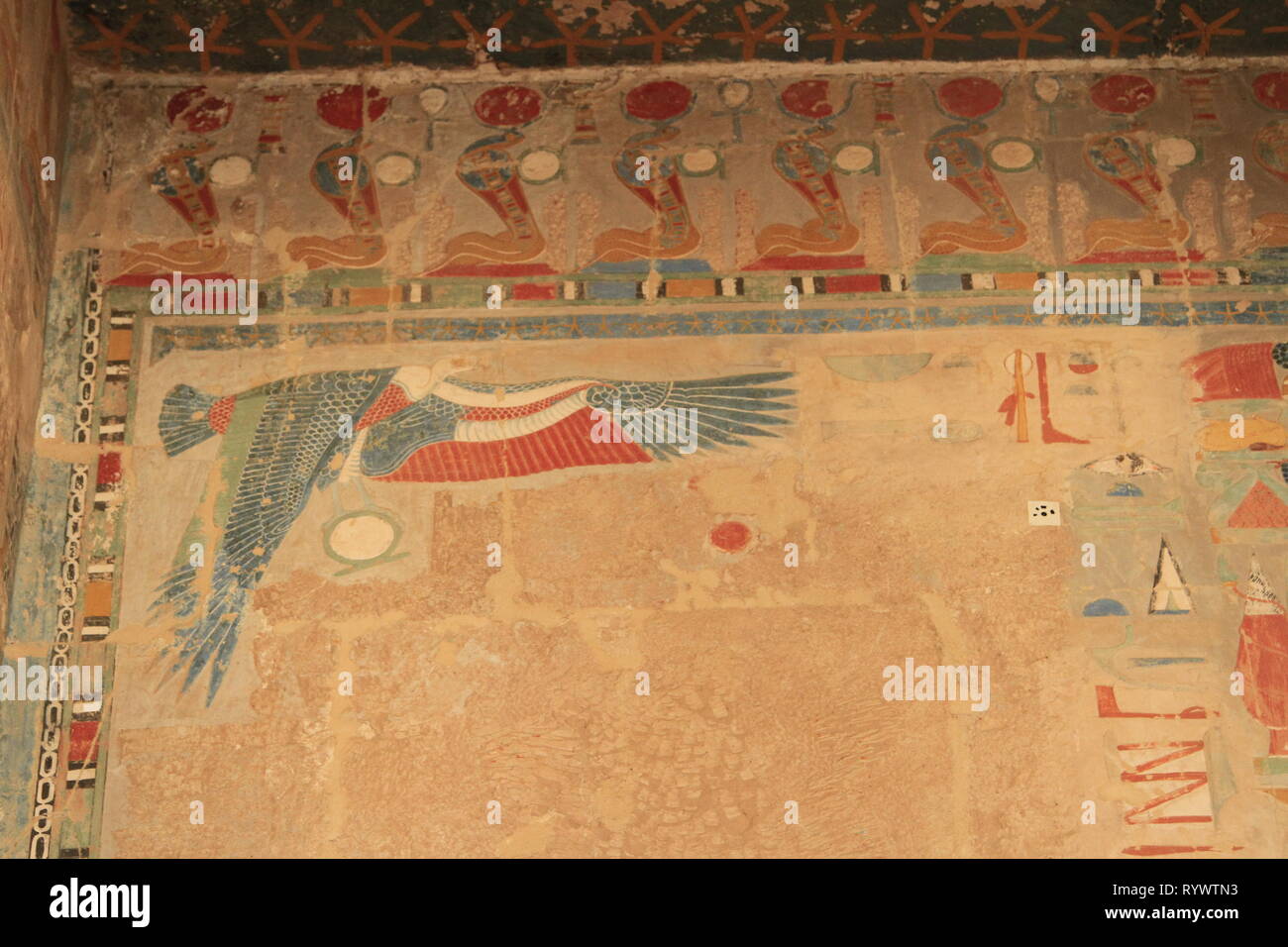 Des oiseaux peints, eagle dépeint comme Ra ?, Temple d'Hatshepsout, Cisjordanie, Luxor, Haute Egypte, Moyen-Orient Banque D'Images