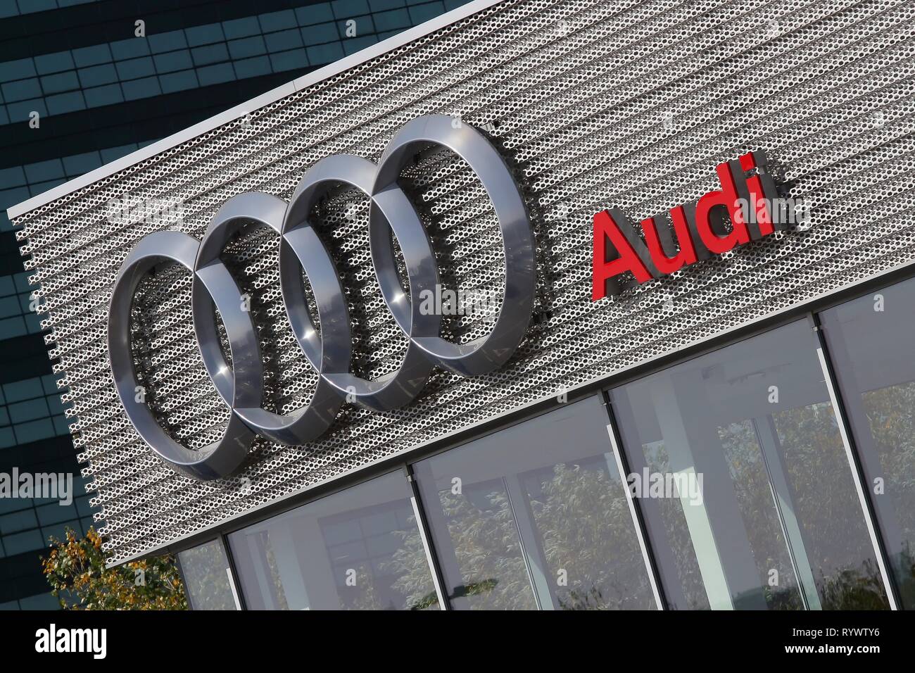 Bucarest, Roumanie - 17 octobre 2018 : Le logo de la marque automobile Audi est vu sur un showroom à Bucarest, Roumanie. Cette image est pour un usage éditorial uniquement. Banque D'Images