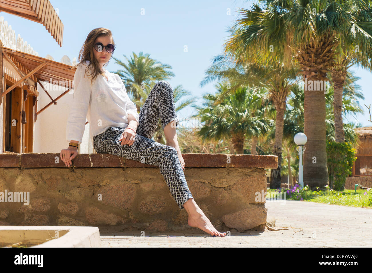 Pretty woman meditating on resort en été en vacances Banque D'Images