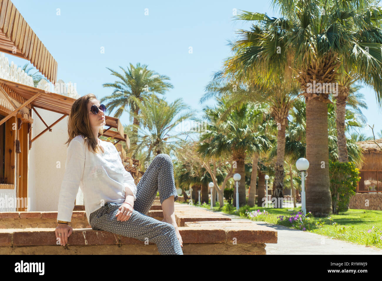 Femme heureuse à vous détendre sous le soleil en vacances Banque D'Images