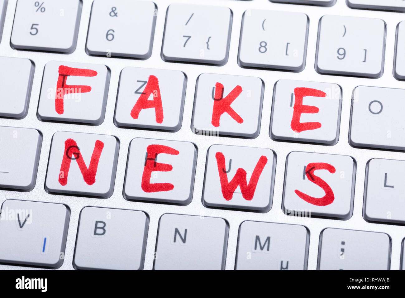 Le Faux Rouge Nouvelles mot écrit sur un clavier blanc Banque D'Images