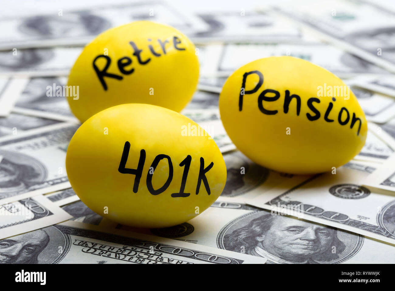 Pension et retraite Texte sur jaune d'Œufs Plus de cent Dollar Note Banque D'Images