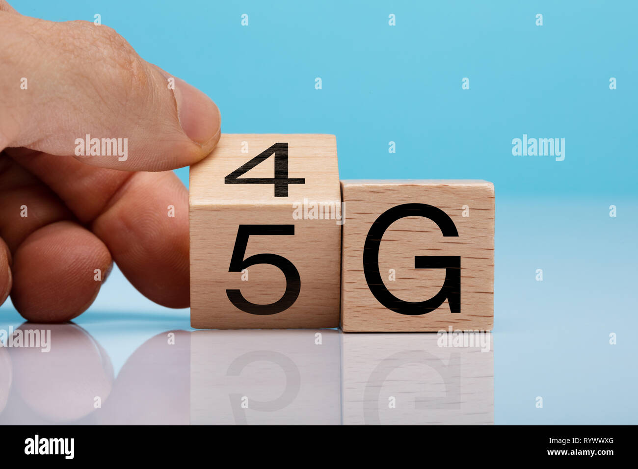 La main de l'homme Changement de bloc en bois de 4g à 5g sur la surface blanche Banque D'Images