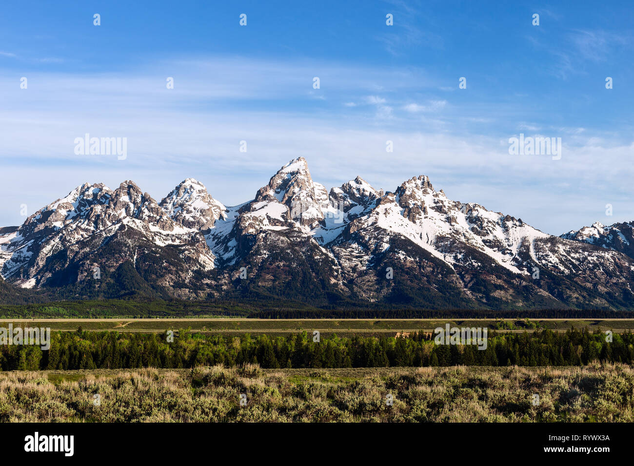 Paysage estival pittoresque avec lumière du matin sur la chaîne de montagnes de Grand Teton dans le parc national de Grand Teton, Wyoming, États-Unis Banque D'Images