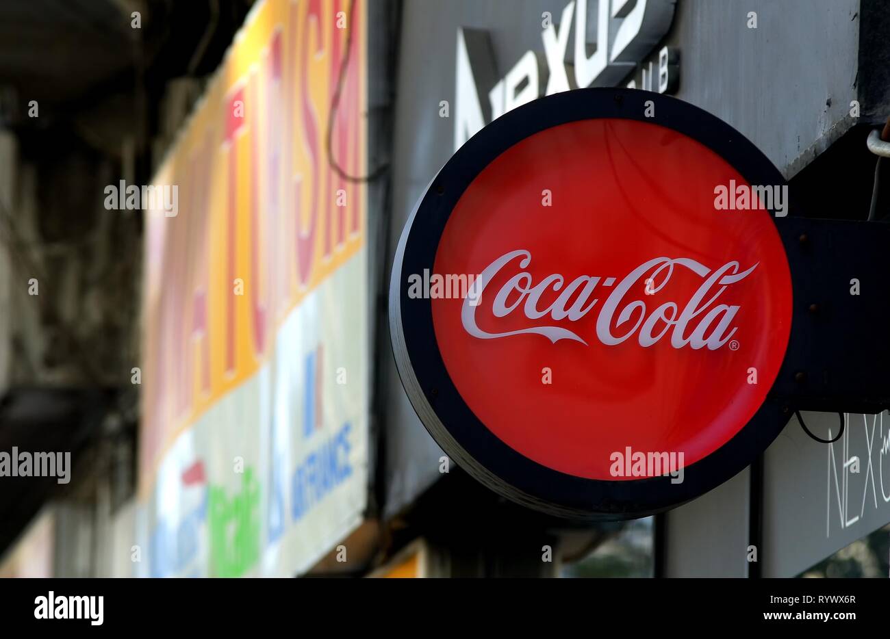 Bucarest, Roumanie - 10 octobre 2018 : un logo de fabricant de boissons gazeuses Coca-Cola s'affiche sur le devant d'un petit marché près d'un vieux bâtiment l Banque D'Images