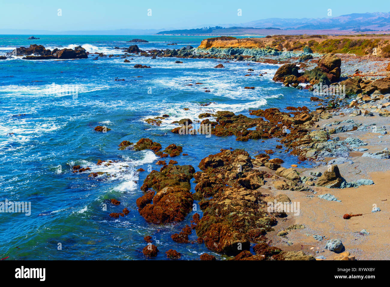 Les vagues de l'océan se briser sur côte rocheuse. Banque D'Images