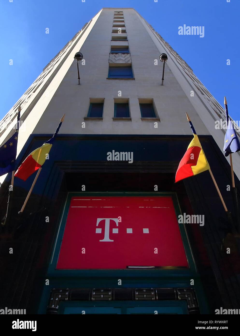 Bucarest, Roumanie - 26 novembre 2018 : Le logo d'une société de télécommunications Telekom, l'allemand, s'affiche sur le téléphone de la 'Palace' bâtiment (Palatu Banque D'Images