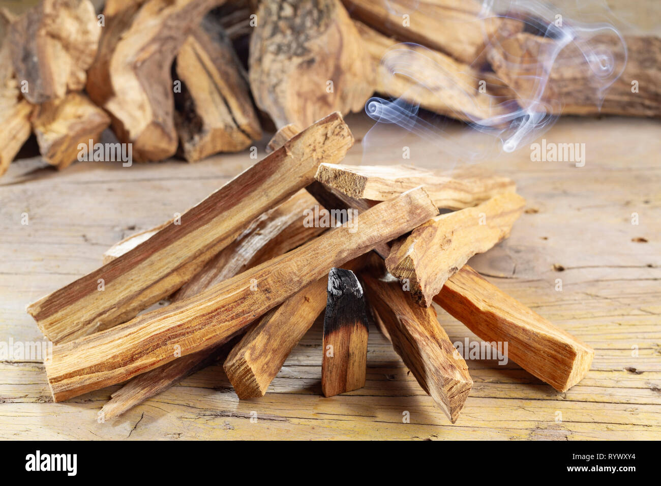 Bois sacré 'palo santo' - Bursera graveolens,sur fond de bois rustique Banque D'Images