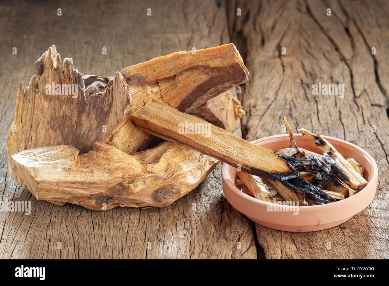 Bois sacré 'palo santo' - Bursera graveolens,sur fond de bois rustique Banque D'Images
