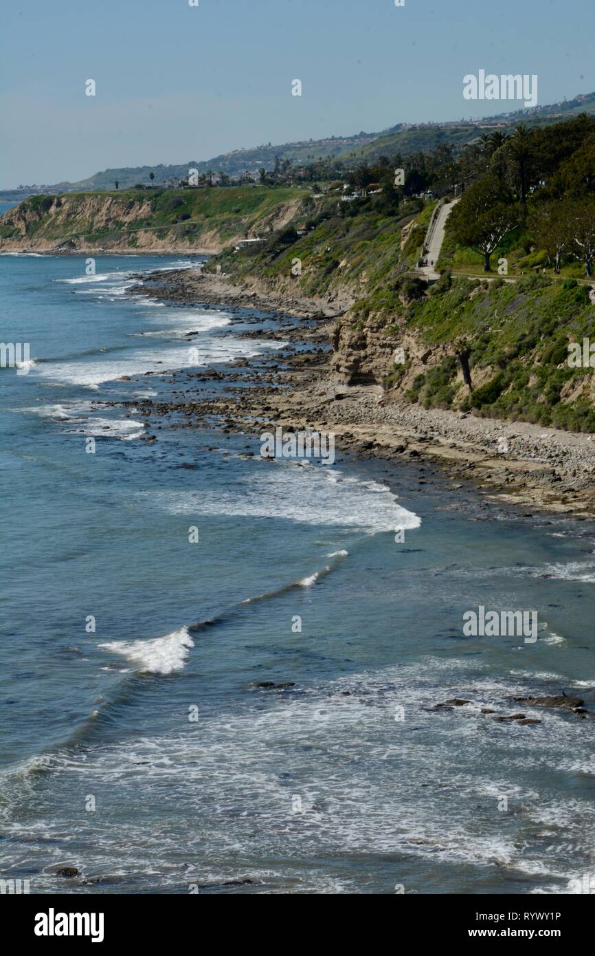 Vue sur l'océan Pacifique et la côte rocheuse du point Fermin Park près de ville engloutie dans San Pedro, Los Angeles County, Californie. Banque D'Images