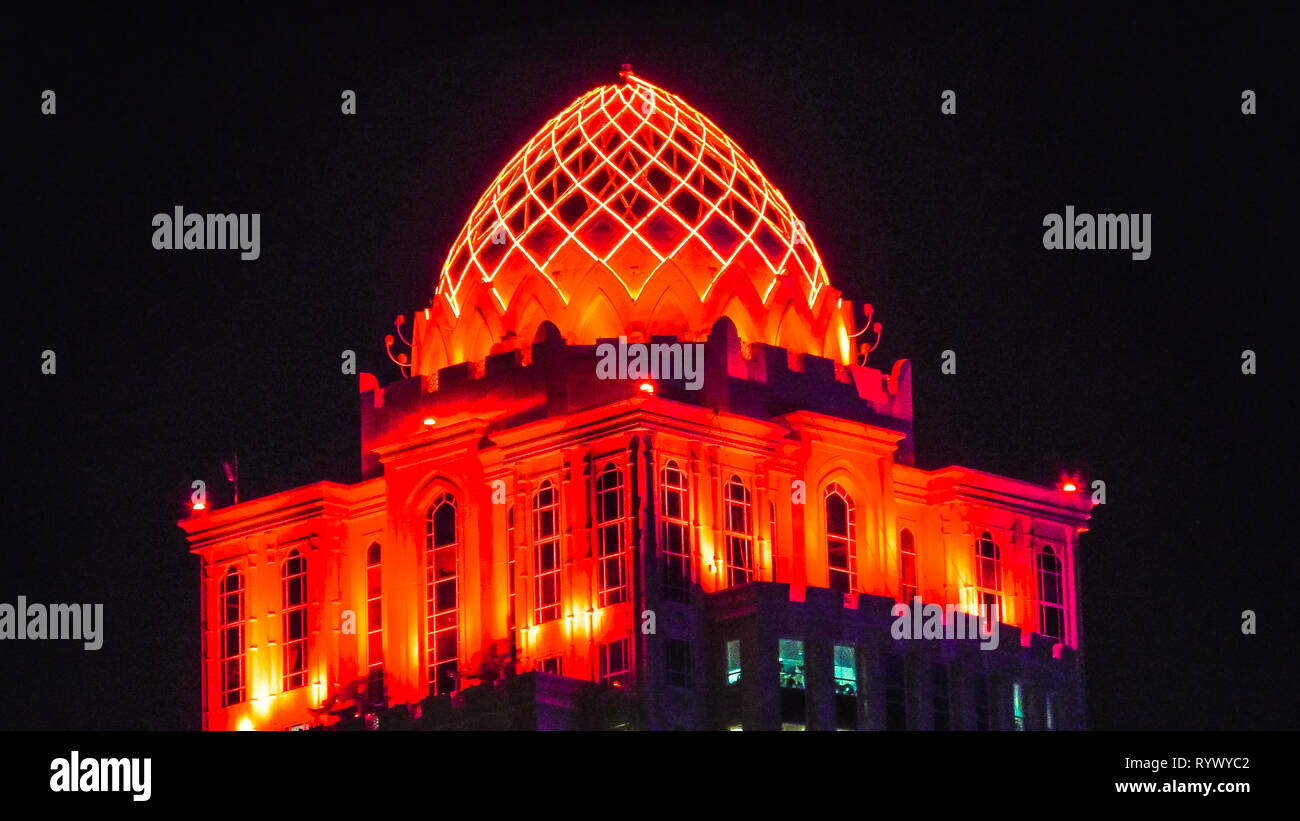 Doha, Qatar - 18 Février 2019 : Détails de West Bay illuminée la nuit près de Qatar International Exhibition Centre et diplomatique Banque D'Images