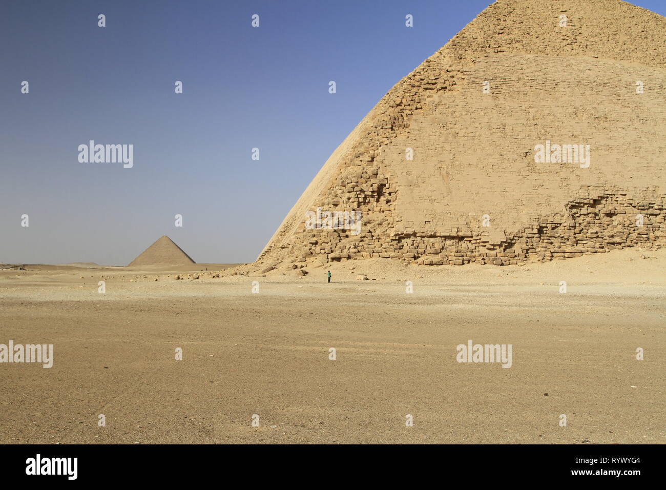 Pyramide rhomboïdale (Pyramide de Sneferu) Premier plan avec la ...