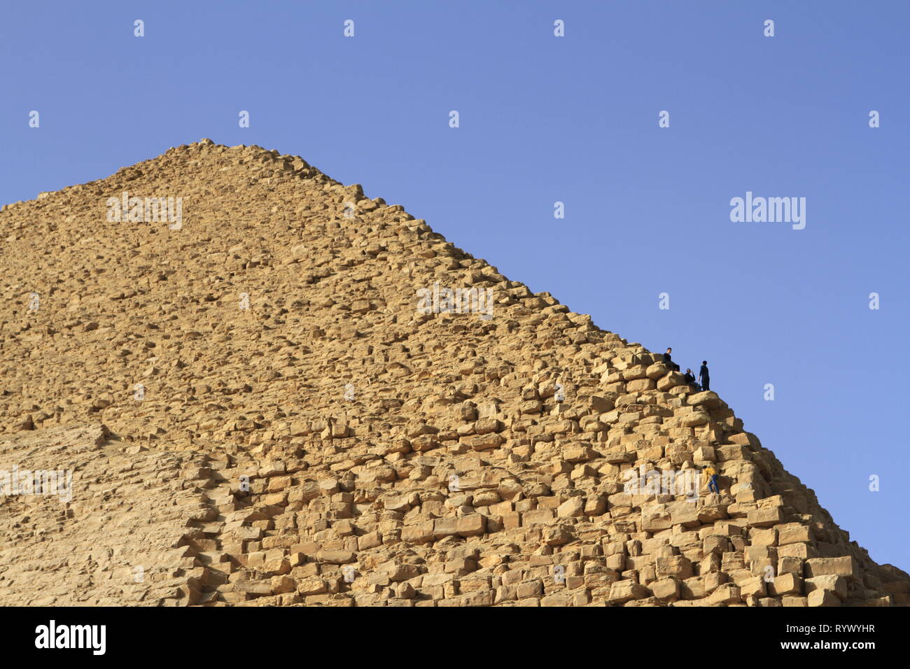 Enfants de la région de l''escalade et silhouetté sur l'ancien royaume pyramide rhomboïdale de Dahchour (Pyramide de Sneferu), à 40 kilomètres au sud du Caire, Egypte Banque D'Images