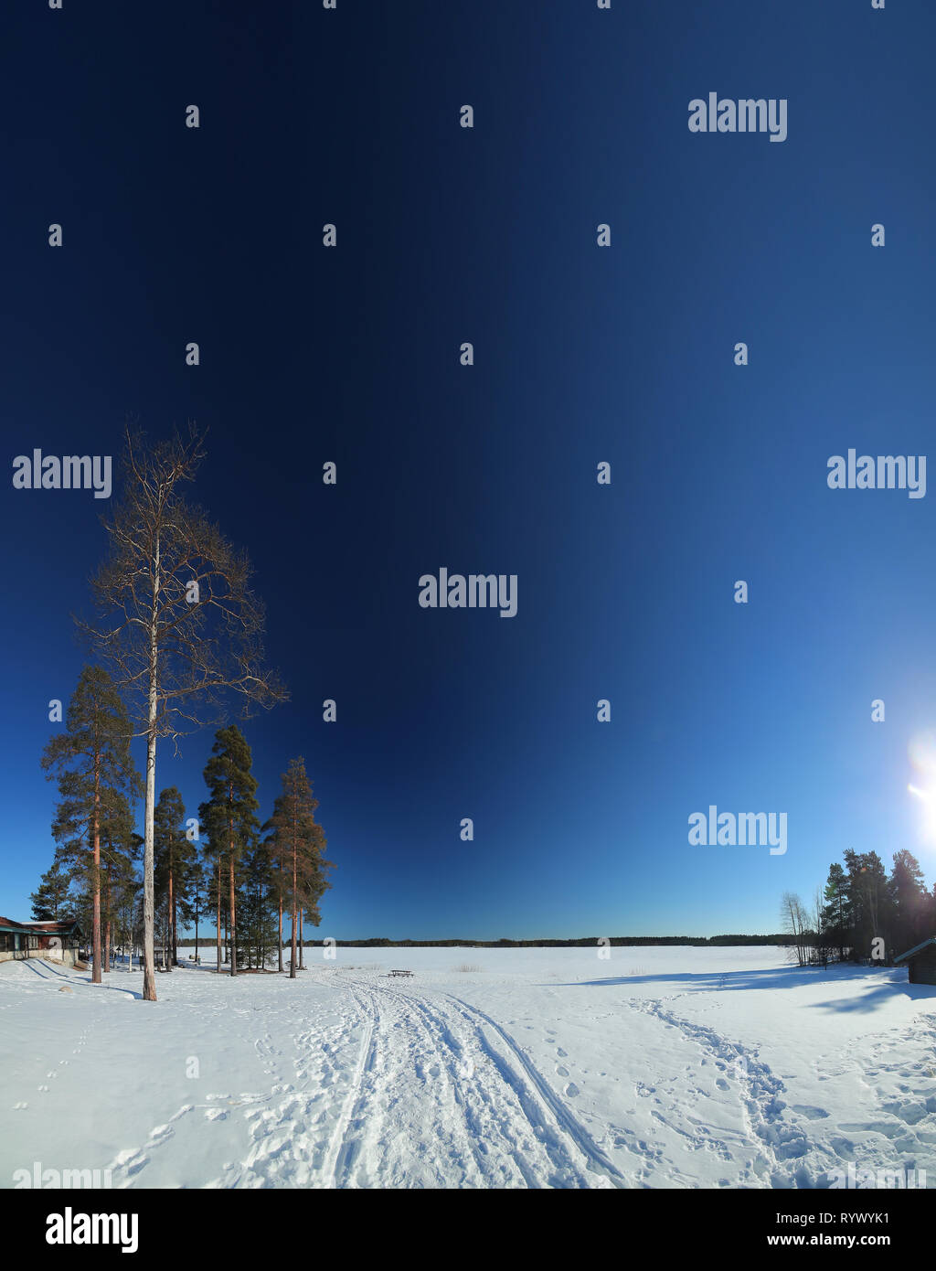Vue sur le lac au lieu de repos, Tonnebro en Suède. Banque D'Images