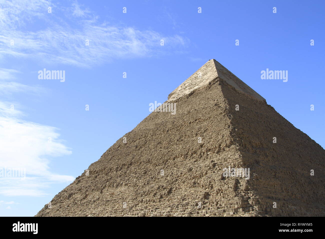 Pyramide de Khafré profile et le corps des pierres couvrant le tiers supérieur, complexe Pyramide de Gizeh, Le Caire, Egypte Banque D'Images
