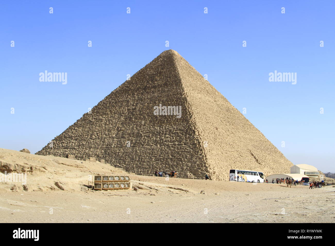Tour bus garé en face de la célèbre pyramide de Chéops, complexe Pyramide de Gizeh, Le Caire, Egypte Banque D'Images