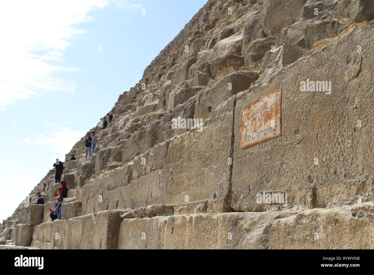 Les gens l'ascension de la pyramide de Khafré malgré l'absence de signes d'escalade sur la première rangée de blocs, complexe Pyramide de Gizeh, Le Caire, Egypte Banque D'Images