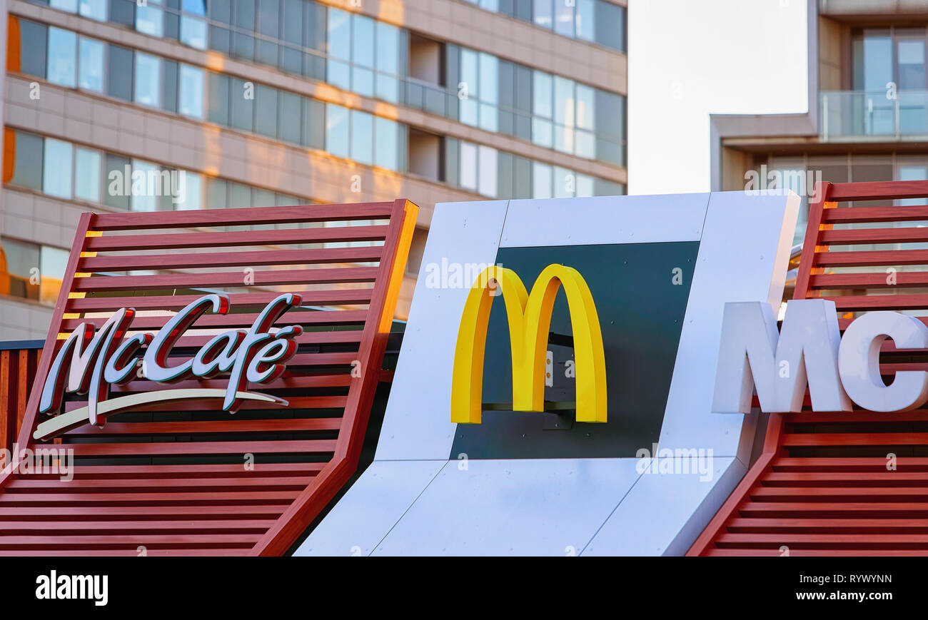 Vilnius, Lituanie - 6 octobre, 2018 : Mcdonald et Mccafe logo sur le toit du restaurant. Banque D'Images