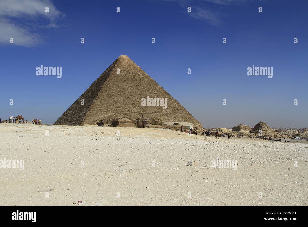 Belle Lumière sur la Grande Pyramide d'Égypte tourné avec un filtre polarisant, Giza, Le Caire, Egypte Banque D'Images