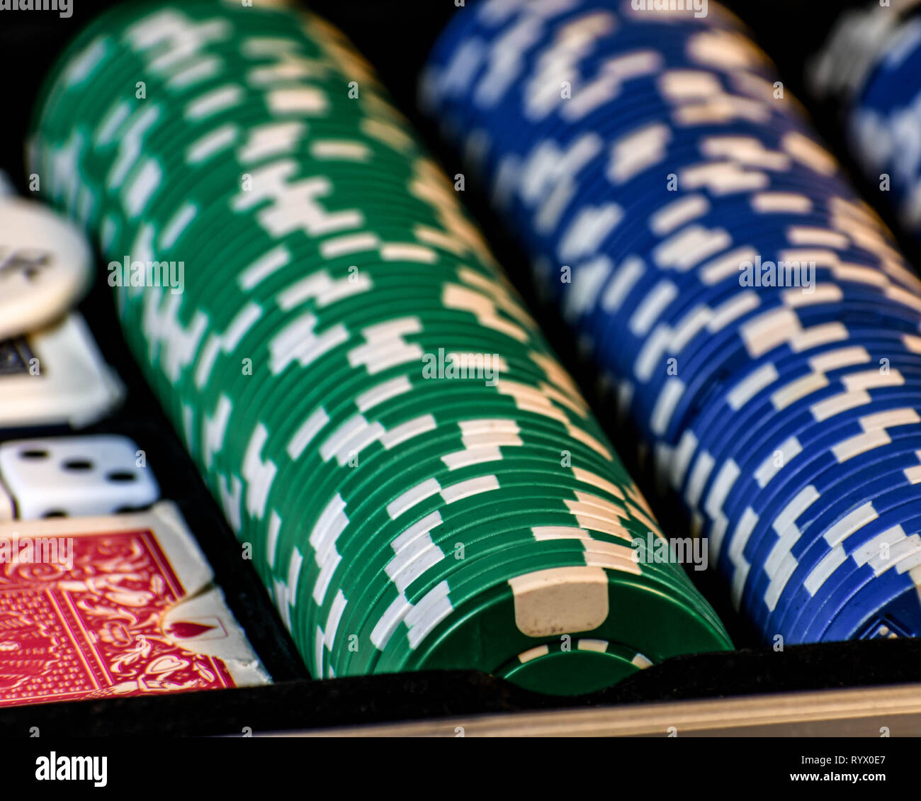 Une scène de poker avec des cartes, des jetons et de feutre vert. Jeu de poker, un arrière-plan sombre. Banque D'Images