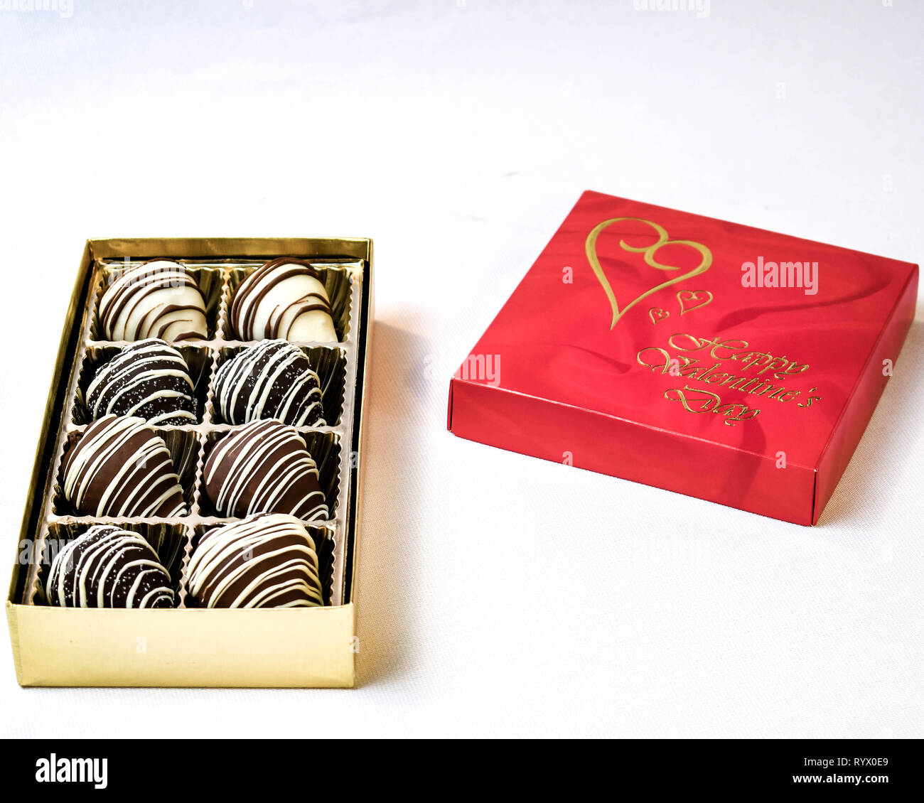 Saint-valentin bonbons, des fraises au chocolat. Rayé de blanc, noir et le chocolat au lait. Banque D'Images