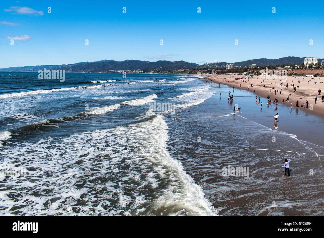 Les gens marcher, nager, bronzer, et de jouer à une plage de la Californie du Sud. Une chaude journée d'été sur le sable à la plage. Banque D'Images