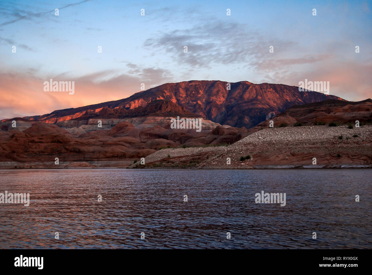 Un temps d'été au coucher du soleil un lac désert. Le lac Powell, Utah de falaises de grès et de roches frame le bleu profond de l'eau comme une piscine. Banque D'Images