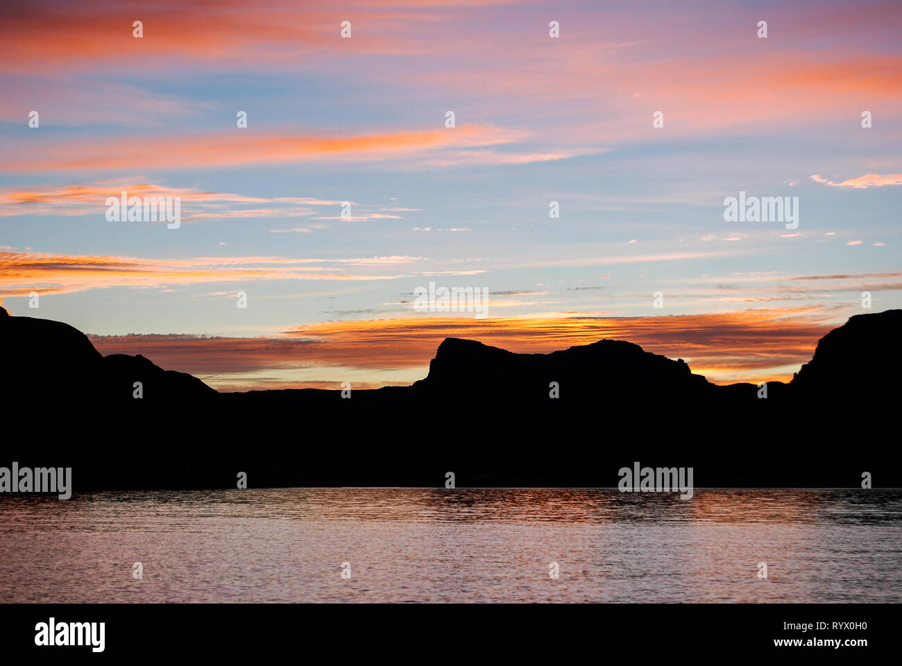 Un temps d'été au coucher du soleil un lac désert. Le lac Powell, Utah de falaises de grès et de roches frame le bleu profond de l'eau comme une piscine. Banque D'Images