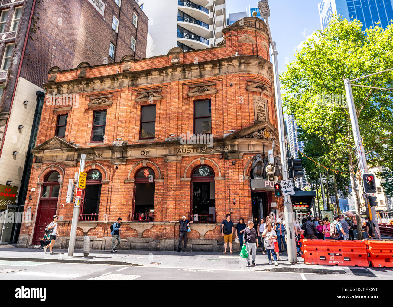 23 décembre 2018, Sydney NSW Australie : L'ancien édifice du patrimoine de la Banque de l'Australie sur la rue George maintenant transformé en un pub nommé les 3 singes sages Banque D'Images