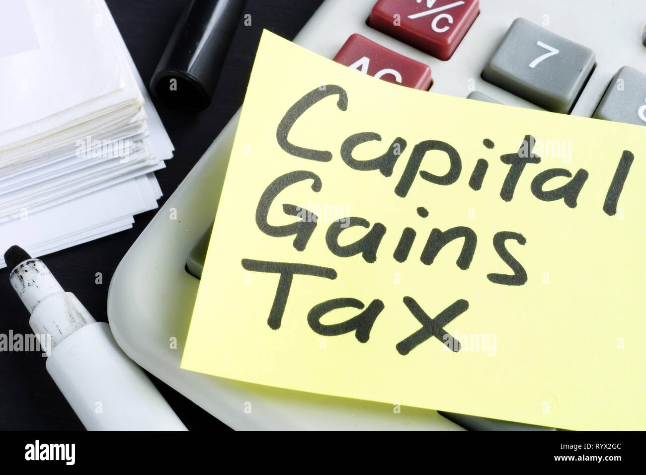 L'impôt sur les gains en capital concept cgt. Les documents d'affaires et le marqueur. Banque D'Images